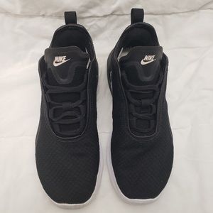 Nike Womens Air Max Motion 2